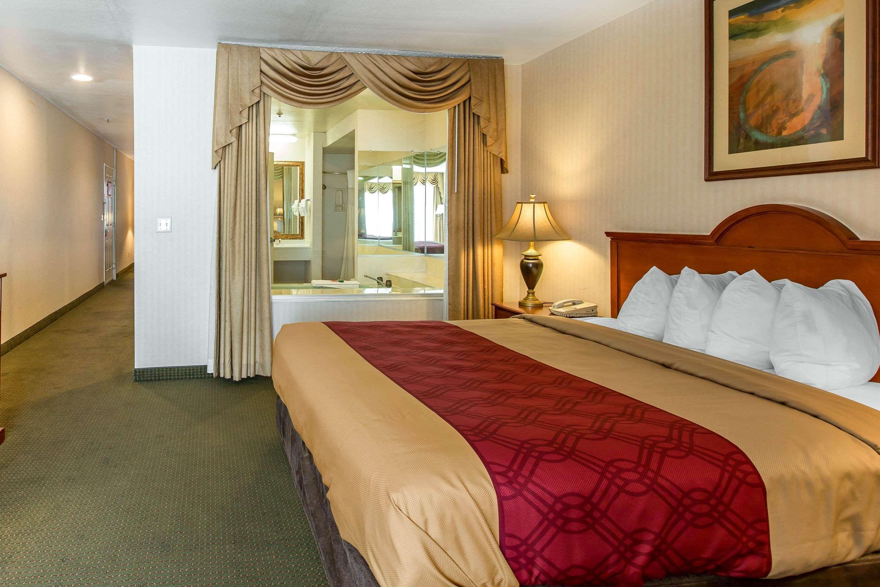 Econo Lodge Inn & Suites Riverside - Corona المظهر الخارجي الصورة